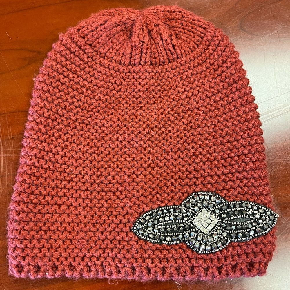 David & Young Burgundy Appliqués Beanie Har Cap